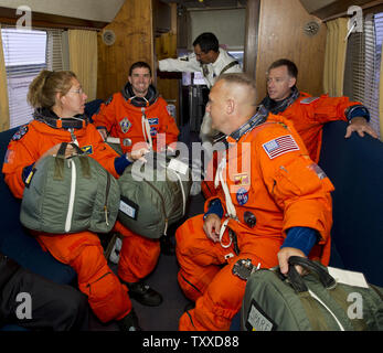 Die STS-135 Crew, im Uhrzeigersinn: Sandra Magnus, Mission Specialist; Rex Walheim, Mission Specialist; Chris Ferguson, Commander und Doug Hurley, Pilot in der Astro-van gesehen, da Sie mit dem Pad 39A an Bord der Raumfähre Atlantis am Freitag zu starten, 8. Juli 2011, im Kennedy Space Center in Cape Canaveral, Fla. Der Start der Atlantis, STS-135, ist der letzte Flug des Shuttle Programms, einer 12-tägigen Mission zur Internationalen Raumstation. UPI/NASA/Jerry Ross Stockfoto