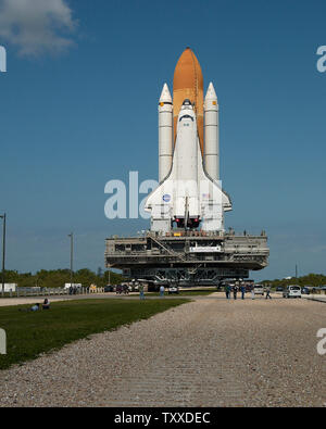 Am 6. April 2005, im Kennedy Space Center, Florida, das Space Shuttle 'Discovery' sitzt auf seiner Plattform und Mobile Transporter, während von der Vehicle Assembly Building in der Vorbereitung für die NASA zurück zum Flug nach Launch Complex 39B verschoben werden, schiefergedeckt, wie Mission STS 114 Am 15. Mai 2005. (UPI Foto/Marino/Cantrell) Stockfoto