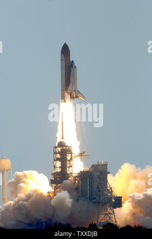 Das Space Shuttle Discovery hebt ab von Launch Complex 39B zur Mission STS 114 zur Internationalen Raumstation im Kennedy Space Center in Cape Canaveral, Fl., am 26. Juli 2005. Diese erste Shuttle Mission Seit der Columbia Katastrophe wurde ursprünglich für den Start im Mai geplant, aber technische Pannen verzögert die Rückkehr in die bemannte Raumfahrt. (UPI Foto/Roger L. Wollenberg) Stockfoto