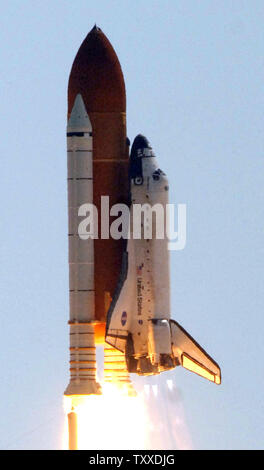 Das Space Shuttle Discovery hebt ab von Launch Complex 39B zur Mission STS 114 zur Internationalen Raumstation im Kennedy Space Center in Cape Canaveral, Fl., am 26. Juli 2005. Diese erste Shuttle Mission Seit der Columbia Katastrophe wurde ursprünglich für den Start im Mai geplant, aber technische Pannen verzögert die Rückkehr in die bemannte Raumfahrt. (UPI Foto/Roger L. Wollenberg) Stockfoto