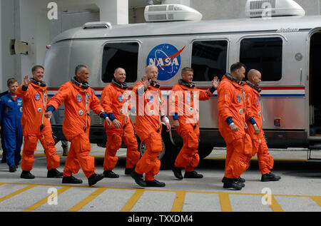 Commander Fred Sturckow (R), die STS-117 Crew Mitglieder (R, L) Lee Archambault, Steven Swanson, Patrick Forrester, Clay Anderson, John olivas und James Reilly aus dem O&C Gebäude um 3: 45 Uhr im Kennedy Space Center, Florida am 8. Juni 2007. Die NASA ist die letzten Vorbereitungen der Shuttle Atlantis um 7 Start: 38:00 UHR. Atlantis wird einem 11-tägigen Mission zur Internationalen Raumstation fliegen. (UPI Foto/Joe Marino-Bill Cantrell) Stockfoto