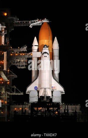 Die NASA Space Shuttle Atlantis sitzt für den Start am 39 Starten balanciert, um eine im Kennedy Space Center, Florida am 5. Dezember 2007. Die NASA ist die letzten Vorbereitungen Atlantis zur Mission STS-122 starten, ein Service Mission zur Internationalen Raumstation Columbus Modul der Europäischen Weltraumorganisation zu installieren. Atlantis ist geplant am 4 Start: 31:00 Uhr EST am 6. Dezember. (UPI Foto/Kevin Dietsch) Stockfoto