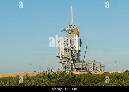 Die NASA Space Shuttle Atlantis sitzt für den Start am 39 Starten balanciert, um eine im Kennedy Space Center, Florida am 5. Dezember 2007. Die NASA ist die letzten Vorbereitungen Atlantis zur Mission STS-122 starten, ein Service Mission zur Internationalen Raumstation Columbus Modul der Europäischen Weltraumorganisation zu installieren, um 4:31 Uhr EST am 6. Dezember. (UPI Foto/Kevin Dietsch) Stockfoto