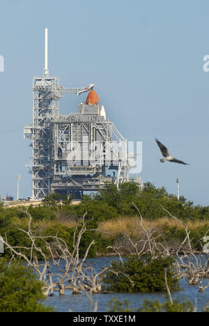 Die NASA das Space Shuttle Atlantis befindet sich auf Launch Pad 39A am Kennedy Space Center, Florida am 8. Dezember 2007. Die NASA hat den Start der Atlantis wegen Problemen mit der Cut-off-Sensor Systems in der externen Kraftstofftank verzögert und erwartet, dass Atlantis frühestens am Sonntag, dem 8. Dezember zu starten. (UPI Foto/Kevin Dietsch) Stockfoto