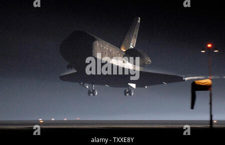 Die NASA Space Shuttle Endeavour Ansätze Landebahn 15 im Kennedy Space Center in 8:39:00 Uhr am 26. März 2008. Bewölkt Bedingungen verhindert das Shuttle von der Landung versuchen, eine Bahn früher. Bemühen und ihre Crew eine 16 tägige Mission, mit einem Modul für die Japan Aerospace Exploration Agency sowie ein neues Robotersystem für die Kanadische Raumfahrtagentur zur Internationalen Raumstation. (UPI Foto/Joe Marino-Bill Cantrell) Stockfoto