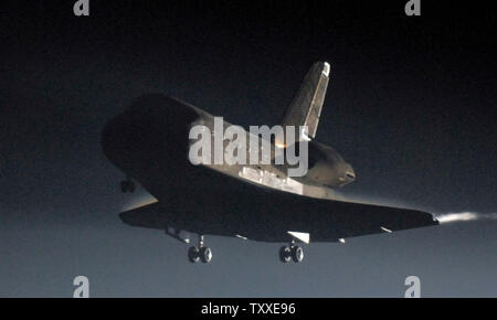 Die NASA Space Shuttle Endeavour Ansätze Landebahn 15 im Kennedy Space Center in 8:39:00 Uhr am 26. März 2008. Die Endeavour zurück wurde durch eine Umlaufbahn aufgrund der niedrigen Wolken in der Nähe der Landung Betrieb verzögert. Das Wetter frei genug, um sich zu Hause auf der zweiten Bahn zurückzukehren. Bemühen und ihre Crew beendet ein 16 tägigen Mission zur Internationalen Raumstation, bei denen eine experimentieren Modul für die Japan Aerospace Exploration Agency sowie eine neue Robotic manipulator system für die Canadian Space Agency. (UPI Foto/Joe Marino-Bill Cantrell) Stockfoto