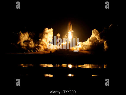 Space Shuttle Endeavour startet auf der Mission STS-123 von Launch Pad 39A des NASA Kennedy Space Center in Florida am 11. März 2008. Endeavour ist auf einer 16-tägigen Service Mission zur Internationalen Raumstation die Japaner - zu installieren, der Kibo Labor- und Robotic Arm System der Kanadischen Raumfahrtagentur. (UPI Foto/Kevin Dietsch) Stockfoto