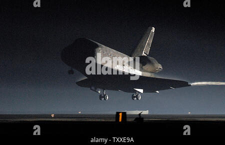 Die NASA Space Shuttle Endeavour Ansätze Landebahn 15 im Kennedy Space Center in 8:39:00 Uhr am 26. März 2008. Wetter bei der Landung Werk verhindert ein Versuch, eine Bahn früher zu Land, aber in der Zeit für das Shuttle eine erfolgreiche Rückkehr zu machen gelöscht. Bemühen und ihre Crew eine 16 tägige Mission, mit einem Modul für die Japan Aerospace Exploration Agency sowie ein neues Robotersystem für die Kanadische Raumfahrtagentur zur Internationalen Raumstation. (UPI Foto/Joe Marino-Bill Cantrell) Stockfoto