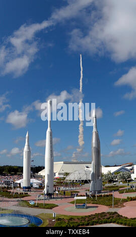 Von der Rakete Garten gesehen im Kennedy Space Center, Florida, das Besucherzentrum der NASA Space Shuttle Discovery startet um 5:02 Uhr von Launch Complex 39 Der Anfang seiner 14-tägigen Mission STS 124 Am 31. Mai 2008. Nach einem dreitägigen Chase zur Internationalen Raumstation "Discovery" wird ein 37.000 Pfund Labor für die Japan Aerospace Exploration Agency liefern. (UPI Foto/Joe Marino-Bill Cantrell) Stockfoto