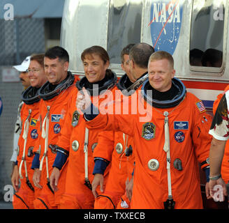 Die sieben person Crew der NASA Space Shuttle Endeavour verlässt die Operationen und Kasse Gebäude im Kennedy Space Center, Florida am 14. November 2008. Die Daumen-hoch ist die Mission Pilot Eric Boe. Endeavour ist geplant die Besatzung zur Internationalen Raumstation zur Mission STS 126 starten. Die Besatzung werden verschiedene Wartungsarbeiten Durchführung der operativen Leistung der Station zu verbessern. Darüber hinaus sind auch weitere Komponenten hinzugefügt, die Möglichkeit für zukünftige Besatzungen zu verbessern. (UPI Foto/Roger L. Wollenberg) Stockfoto