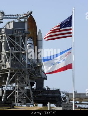 Als Schutzleiter service Struktur zurück rollen, NASA's Space Shuttle "Atlantis" wird für die Einführung von Komplexen 39A zur Mission STS 125 vom Kennedy Space Center in Florida am 10. Mai 2009 vorbereitet. Atlantis und ihre sieben person Crew werden festgelegt, um die abschließende Reparatur Mission zum Weltraumteleskop Hubble, die in der Bahn seit 1990 zu führen. (UPI Foto/Joe Marino - Bill Cantrell) Stockfoto