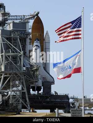 Als Schutzleiter service Struktur zurück rollen, NASA's Space Shuttle "Atlantis" wird für die Einführung von Komplexen 39A zur Mission STS 125 vom Kennedy Space Center in Florida am 10. Mai 2009 vorbereitet. Atlantis und ihre sieben person Crew werden festgelegt, um die abschließende Reparatur Mission zum Weltraumteleskop Hubble, die in der Bahn seit 1990 zu führen. (UPI Foto/Joe Marino - Bill Cantrell) Stockfoto