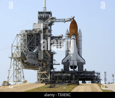 Als Schutzleiter service Struktur zurück rollen, NASA's Space Shuttle "Atlantis" wird für die Einführung von Komplexen 39A zur Mission STS 125 vom Kennedy Space Center in Florida am 10. Mai 2009 vorbereitet. Atlantis und ihre sieben person Crew werden festgelegt, um die letzte Mission zum Weltraumteleskop Hubble zu reparieren und die Leistung des Teleskops im Orbit Verbesserung seit 1990. (UPI Foto/Joe Marino - Bill Cantrell) Stockfoto