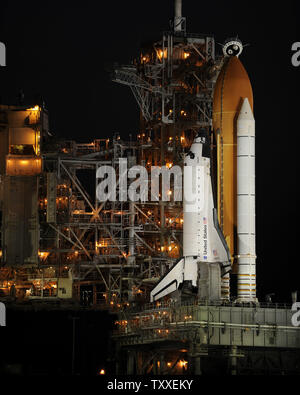 Xenon Scheinwerfer der NASA Space Shuttle "Atlantis" leuchtet auf komplexen 39A am Kennedy Space Center in Florida am 10. Mai 2009. Atlantis soll am 11. Mai mit sieben person Crew, das Hubble Space Teleskop zu starten. Fünf Außenbordeinsätze geplant sind neue Instrumente und Wärmedecken zur Installation, Reparatur zwei bestehende Instrumente und Gyroskope austauschen. Diese Verbesserungen werden die Operationen des Teleskops bis 2014 verlängern. (UPI Foto/Joe Marino - Bill Cantrell) Stockfoto