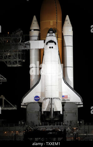 Xenon Scheinwerfer der NASA Space Shuttle "Atlantis" leuchtet auf komplexen 39A am Kennedy Space Center in Florida am 10. Mai 2009. Atlantis soll am 11. Mai mit sieben person Crew, das Hubble Space Teleskop zu starten. Fünf Außenbordeinsätze geplant sind neue Instrumente und Wärmedecken zur Installation, Reparatur zwei bestehende Instrumente und Gyroskope austauschen. Diese Verbesserungen werden die Operationen des Teleskops bis 2014 verlängern. (UPI Foto/Joe Marino - Bill Cantrell) Stockfoto