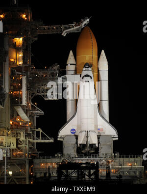 Xenon Scheinwerfer der NASA Space Shuttle "Atlantis" leuchtet auf komplexen 39A am Kennedy Space Center in Florida am 10. Mai 2009. Atlantis soll am 11. Mai mit sieben person Crew, das Hubble Space Teleskop zu starten. Fünf Außenbordeinsätze geplant sind neue Instrumente und Wärmedecken zur Installation, Reparatur zwei bestehende Instrumente und Gyroskope austauschen. Diese Verbesserungen werden die Operationen des Teleskops bis 2014 verlängern. (UPI Foto/Joe Marino - Bill Cantrell) Stockfoto