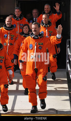 NASA-Mission STS-125 Mission commander Scott D. Altman (vorne Mitte) durch Mission Specialist K. Megan McArthur (C), Mission Specialist John M. Grunsfeld, (L) Mission Specialist Andrew J. Feustel (R), Astronaut Michael J. Massimino (hinten rechts) und der Astronaut Michael T. Gut (links hinten) den Weg zu einem van machen sie zu Space Shuttle Atlantis am Kennedy Space Center, Florida am 11. Mai 2009 zu nehmen. Space Shuttle Atlantis ist geplant für heute um 2:01 pm für einen 11-tägigen Service Mission zum Weltraumteleskop Hubble. (UPI Foto/Kevin Dietsch) Stockfoto