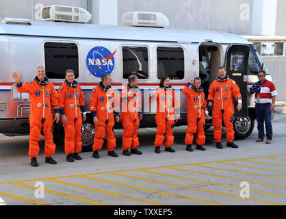 Von rechts nach links, NASA Mission STS-125 Mission commander Scott D. Altman, Pilot Gregory C. Johnson, Mission Specialist K. Megan McArthur, Andrew J. Feustel, Mission Specialist John M. Grunsfeld, Astronaut Michael T. Gut und Astronaut Michael J. Massimino posieren für ein Foto vor dem Einsteigen einen Van zu Space Shuttle Atlantis am Kennedy Space Center, Florida am 11. Mai 2009 zu nehmen. Space Shuttle Atlantis ist geplant für heute um 2:01 pm für einen 11-tägigen Service Mission zum Weltraumteleskop Hubble. (UPI Foto/Kevin Dietsch) Stockfoto