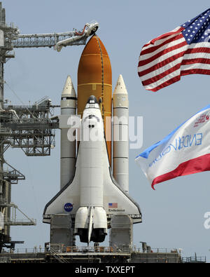 Da die rotierenden Service Struktur rollt zurück, NASA's Space Shuttle "Endeavour" setzt sich für die Einführung von Komplexen 39A zur Mission STS 127 vom Kennedy Space Center in Florida am 12. Juni 2009 vorbereitet. Bemühen und ihre sieben person Besatzung zur Internationalen Raumstation fliegen dem Kibo zu installieren Modul sowie Ausrüstungen geplant für künftige Reparaturen während der geplanten 16 Tage hinzufügen. (UPI Foto/Joe Marino - Bill Cantrell) Stockfoto