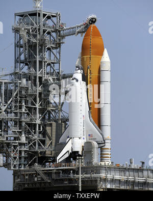 Da die rotierenden Service Struktur rollt zurück, NASA's Space Shuttle "Endeavour" setzt sich für die Einführung von Komplexen 39A zur Mission STS 127 vom Kennedy Space Center in Florida am 12. Juni 2009 vorbereitet. Bemühen und ihre sieben person Besatzung zur Internationalen Raumstation fliegen dem Kibo zu installieren Modul sowie Ausrüstungen geplant für künftige Reparaturen während der geplanten 16 Tage hinzufügen. (UPI Foto/Joe Marino - Bill Cantrell) Stockfoto