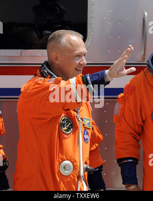 STS 127 Pilot Doug Hurley stellt für Medien vor der Abreise für Space Shuttle Endeavour auf Komplexe 39 Start im Kennedy Space Center, Florida am 12. Juli 2009. Space Shuttle "Endeavour" soll heute Abend auf einer 16 tägigen Mission zur Internationalen Raumstation zu starten. (UPI Foto/Joe Marino - Bill Cantrell) Stockfoto