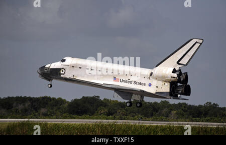 Die NASA Space Shuttle Endeavour Ansätze Landebahn 15 im Kennedy Space Center für eine Zeit der Landung um 10:48 am am Juli 31, 2009. Bemühen und ihre sieben Person crew Ich bin gerade von einem 16 tägigen Mission zur Internationalen Raumstation (UPI Foto/Joe Marino-Bill Cantrell) Stockfoto