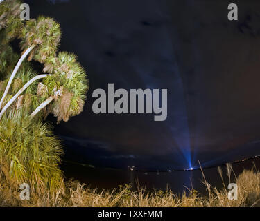 Xenon Licht am Himmel leuchten wie der NASA Space Shuttle "Endeavour" bleibt auf Pad eine auf komplexen 39 Start im Kennedy Space Center, Florida am 7. Februar 2010. Die Endeavour Start war für ein Minimum von 24 Stunden aufgrund von Bedenken über die Bewölkung als Team wurde verschoben Das Orbiter für seine Erhöhung zur Umlaufbahn. UPI/Joe Marino-Bill Cantrell Stockfoto