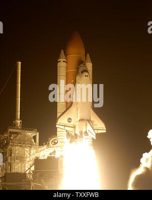 Die NASA Space Shuttle 'Discovery' startet vom 39 Start im Kennedy Space Center nur Sekunden nach dem 6:21 AM am April 5, 2010. Discovery zur Mission STS 131, ist mit einer Besatzung von sieben und mehr als 10.000 Pfund von Lieferungen und Wissenschaft Gang zur Internationalen Raumstation. UPI/Joe Marino-Bill Cantrell Stockfoto