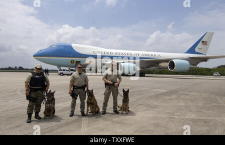 Die NASA-K-9 Sicherheit ist an Hand während Präsident Barack Obamas Besuch der NASA SPace Konferenz im Kennedy Space Center am 15. April 2010. Der Präsident wird an Hand seine Vision über die Zukunft der bemannten Raumfahrt zu NASA-Mitarbeiter und Würdenträger zur Verfügung zu stellen. UPI/Joe Marino-Bill Cantrell Stockfoto