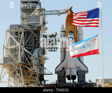 Das Space Shuttle Atlantis STS 132 ist klar von der rotierenden Service Struktur nach dem Rollback am 13. Mai 2010 in der Vorbereitung für den Start am 14. Mai 2010 im Kennedy Space Center, Florida. Atlantis wird seinen letzten geplanten Start morgen machen. Die amerikanische und die Atlantis Fahnen wehen im Vordergrund. UPI/Pat Benic Stockfoto