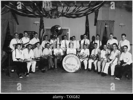 Boulder City Municipal American Legion Band, Direktor Otto J. Kleineres, US-B.R., stehend 6. von links, hintere Reihe.; Umfang und Inhalt: Foto aus Band 2 einer Reihe von Fotoalben dokumentiert den Bau des Hoover Dam, Boulder City, Nevada. Stockfoto