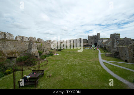 Manorbier Castle und Monarbier Bucht mit Coast Path, Pembrokeshire, Wales Stockfoto