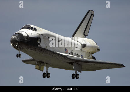 Die NASA Space Shuttle 'Discovery' Ansätze Landebahn 15 am Shuttle Landing Facility für eine Zeit der Landung um 11:57 Uhr im Kennedy Space Center am 9. März 2011. Die Entdeckung der 39. und letzten Flug endet mit dem erfolgreichen Abschluss der 14-tägigen Mission STS 133, zur Internationalen Raumstation. Entdeckung und ihre Crew Lieferungen und die Multipurpose Logistics Module und der Express Logistik Carrier # 4, Fertigstellung der umkreisende Station installiert. UPI/Joe Marino-Bill Cantrell Stockfoto