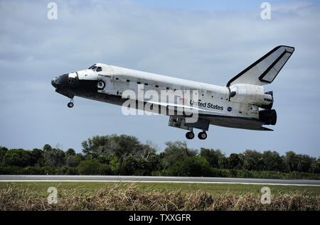 Die NASA Space Shuttle 'Discovery' Ansätze Landebahn 15 am Shuttle Landing Facility für eine Zeit der Landung um 11:57 Uhr im Kennedy Space Center am 9. März 2011. Die Entdeckung der 39. und letzten Flug endet mit dem erfolgreichen Abschluss der 14-tägigen Mission STS 133, zur Internationalen Raumstation. Entdeckung und ihre Crew Lieferungen und die Multipurpose Logistics Module und der Express Logistik Carrier # 4, Fertigstellung der umkreisende Station installiert. UPI/Joe Marino-Bill Cantrell Stockfoto