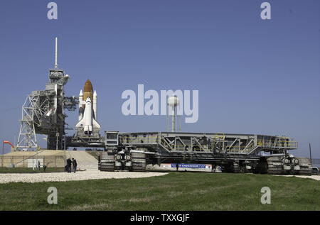 Die NASA Space Shuttle "Endeavour" sitzt auf Komplexe 39 Einführung einer nach der Einführung von der Vehicle Assembly Building im Kennedy Space Center am 11. März 2011. Endeavour ist auf seiner letzten Mission nicht früher als 19. April vorgesehen. Sie wird eine Besatzung von sechs zur Internationalen Raumstation fliegen das Alpha-Magnet-Spektrometer und der Express Logistik Carrier #3 zu liefern. UPI/Joe Marino-Bill Cantrell Stockfoto