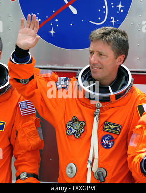 Die NASA Space Shuttle "Endeavour"-Mission Specialist, Roberto Vittori, Wellen in den Medien nach der Abfahrt die Operationen und Kasse Gebäude am Kennedy Space Center am 29. April 2011. Vittori war an Bord zu Space Shuttle Endeavour auf ihrem 20 fünften und letzten Mission; STS 134, zur Internationalen Raumstation. Die NASA beschloss aufgrund eines defekten Auxiliary Power Unit Heizung's Bestreben starten zu verschieben. Die NASA kann ein zweiter Versuch in 48 Stunden. UPI/Joe Marino, Bill Cantrell) Stockfoto