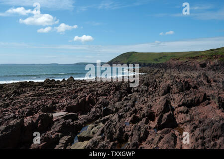 Manorbier Castle und Monarbier Bucht mit Coast Path, Pembrokeshire, Wales Stockfoto