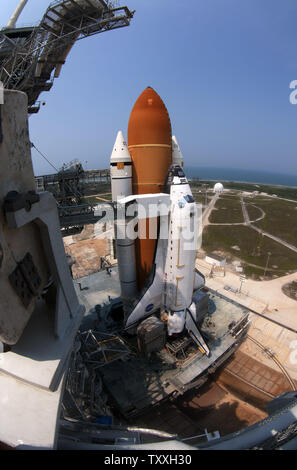 Space Shuttle "Atlantis" sitzt auf Komplexe 39A die NASA bereitet die Nutzdatei in die Orbiter im Kennedy Space Center, Florida am 17. Juni 2011 zu laden. Atlantis ist geplant, um die Internationale Raumstation mit einer Crew von vier und das Raffaello Modul auf der abschließenden Space Shuttle Mission STS 135, bei ca. 11 zu starten: 40 bin am 8. Juli. Atlantis' historische Mission ist das Letzte der 135 shuttle Flüge Spanning 30 Jahre. Atlantis und ihre Crew Equipment liefern und versorgt die Vorposten zu unterstützen. Einmal Atlantis gibt, wird sie in den Ruhestand, sondern bleiben zu Hause und auf dem Display an der K Stockfoto