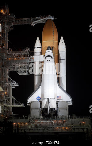 Die NASA Space Shuttle "Atlantis" ist für die letzte Sendung in der 30-jährigen Geschichte der Programm STS auf komplexen 39A am Kennedy Space Center, Florida am 7. Juli 2011 vorbereitet. Leistungsfähige Xenon Licht der Orbiter, die für den Start bei ca. 11 geplanten Aufleuchten: 26 bin am 8. Juli. Atlantis wird mit einer Crew von vier und das Raffaello Logistics Module der Station mit Ausrüstungen zu liefern, um ihn für die Post shuttle Ära vorzubereiten. UPI/Joe Marino-Bill Cantrell Stockfoto