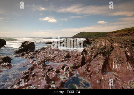 Manorbier Castle und Monarbier Bucht mit Coast Path, Pembrokeshire, Wales Stockfoto