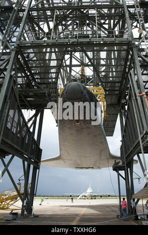 Am 'MATE-Demate' Gerät, Space Shuttle der NASA "Bemühen" angehoben wird in die Position, wo Sie im Kennedy Space Center, Florida, am 14. September 2012 an das Shuttle Carrier Aircraft gesteckt werden können. Bemühen wird bereit sein, das Zentrum für ein letztes Mal am 19.09.17. Nach dem Fliegen Cross Country, zu bemühen, die ankommen, Los Angeles, wo er sich auf öffentliche Anzeige im California Science Center platziert werden. . UPI/Joe Marino-Bill Cantrell Stockfoto