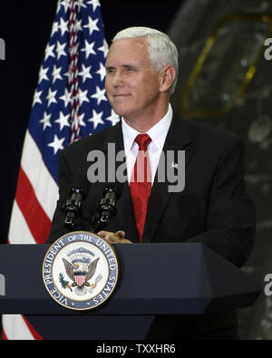 Vice President Mike Pence Adressen der NASA-Mitarbeiter im Kennedy Space Center in Florida am 6. Juli 2017. Der stellvertretende Präsident sprach von NASA's Rolle in der bemannten Raumfahrt sowie das Space Center zu einem 'Multi-Benutzer 'Raumhafen sowohl für die Regierung als auch für gewerbliche Nutzer. . Foto von Joe Marino - Bill Cantrell/UPI Stockfoto