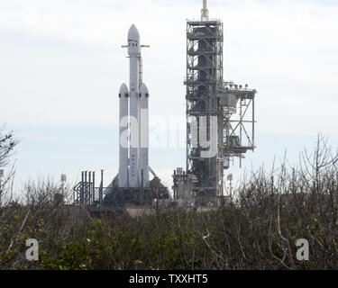 Die erste SpaceX Falcon Schwere steht auf historischen Launch Complex 39A am Kennedy Space Center, Florida am 5. Februar 2018. Bis zu 5,4 Millionen Pfund Schub erzeugen, die "Schwere" wird der weltweit leistungsstärkste starten werden Fahrzeug und sind in der Lage, Satelliten in den Weltraum zu starten. Der erste Start ist schiefergedeckt Elon Musk von Tesla Roadster Fahrzeug auf eine Mission, die das Fahrzeug so weit wie die Umlaufbahn des Mars in einer Demonstration der Fähigkeiten des rocket Boost aufzuladen. Foto von Joe Marino/Bill Cantrell-UPI Stockfoto