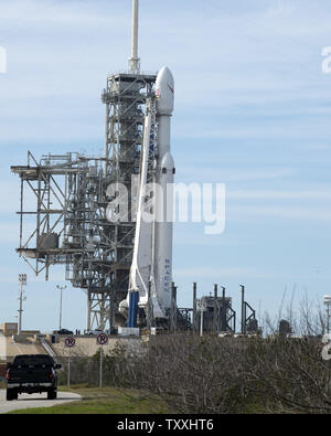 Die erste SpaceX Falcon Schwere steht auf historischen Launch Complex 39A am Kennedy Space Center, Florida am 5. Februar 2018. Bis zu 5,4 Millionen Pfund Schub erzeugen, die "Schwere" wird der weltweit leistungsstärkste starten werden Fahrzeug und sind in der Lage, Satelliten in den Weltraum zu starten. Der erste Start ist schiefergedeckt Elon Musk von Tesla Roadster Fahrzeug auf eine Mission, die das Fahrzeug so weit wie die Umlaufbahn des Mars in einer Demonstration der Fähigkeiten des rocket Boost aufzuladen. Foto von Joe Marino/Bill Cantrell-UPI Stockfoto