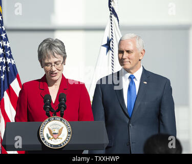 US Air Force Secretary, Heather Wilson, Vice President Mike Pence an die Medien und Militär im Kennedy Space Center, Florida am 18. Dezember 2018. VP Pence überprüft sowohl seine und des Präsidenten Visionen über uns Führung in Raum und gab bekannt, dass der Präsident einen Executive Order erstellen einer neuen US Space Command schon in dieser Woche. Foto von Joe Marino-Bill Cantrell/UPI Stockfoto