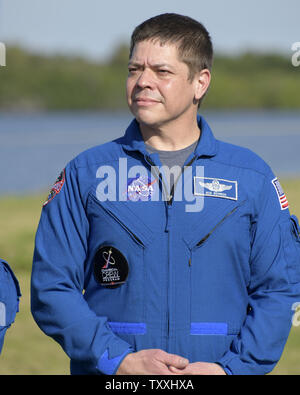 NASA-Astronaut Bob Behnken, um die Demo 2 Mission zugewiesen wird an Hand zum Anzeigen von Aktivitäten als SpaceX Falcon 9 Rakete für Einführung von Komplexen 39 Start vorbereitet ist ein im Kennedy Space Center, Florida am 1. März 2019. SpaceX wird eine unbemannte Raumsonde "Crew Dragon' zur Internationalen Raumstation starten unter der NASA Commercial Crew Programm. Die Mission, genannt 'Demo1' werden die Systeme im Fahrzeug in der Vorbereitung für den Start der Astronauten auf der Station zu testen. SpaceX Pläne zum Start Mannschaften an den Vorposten von der Historischen Launch Complex irgendwann in diesem Sommer beginnen. . Foto von Joe Mari Stockfoto