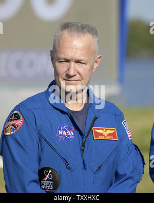 NASA-Astronaut Doug Hurley, um die Demo 2 Mission zugewiesen wird an Hand zum Anzeigen von Aktivitäten als SpaceX Falcon 9 Rakete für Einführung von Komplexen 39 Start vorbereitet ist ein im Kennedy Space Center, Florida am 1. März 2019. SpaceX wird eine unbemannte Raumsonde "Crew Dragon' zur Internationalen Raumstation starten unter der NASA Commercial Crew Programm. Die Mission, genannt 'Demo1' werden die Systeme im Fahrzeug in der Vorbereitung für den Start der Astronauten auf der Station zu testen. SpaceX Pläne zum Start Mannschaften an den Vorposten von der Historischen Launch Complex irgendwann in diesem Sommer beginnen. . Foto von Joe Mari Stockfoto