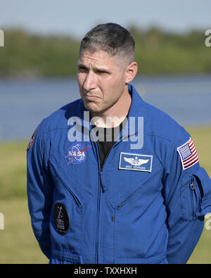 NASA-Astronaut Mike Hopkins, zu dem ersten operativen Dragon Mission zugewiesen wird an Hand zum Anzeigen von Aktivitäten als SpaceX Falcon 9 Rakete für Einführung von Komplexen 39 Start vorbereitet ist ein im Kennedy Space Center, Florida am 1. März 2019. SpaceX wird eine unbemannte Raumsonde "Crew Dragon' zur Internationalen Raumstation starten unter der NASA Commercial Crew Programm. Die Mission, genannt 'Demo1' werden die Systeme im Fahrzeug in der Vorbereitung für den Start der Astronauten auf der Station zu testen. SpaceX Pläne zum Start Mannschaften an den Vorposten von der Historischen Launch Complex irgendwann in diesem Sommer beginnen. Stockfoto