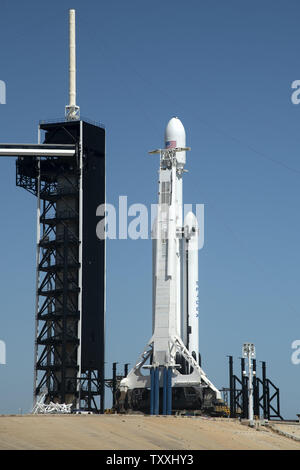 Eine SpaceX Falcon 9 Heavy Rocket ist bereit für den Start von Komplexen 39A am Kennedy Space Center, Florida am 11. April. 2019. Dies ist der erste kommerzielle Start der "schweren" Fahrzeug, das die Förderung der Arabsat 6 Satelliten ist. Die Sonde wird Ku- und Ka-Band service im Nahen Osten und in Afrika. . Foto von Joe Marino-Bill Cantrell/UPI Stockfoto