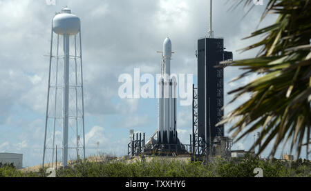 Eine SpaceX Falcon 9 Heavy Rocket ist bereit für den Start von Komplexen 39A am Kennedy Space Center, Florida am 11. April. 2019. Dies ist der erste kommerzielle Start der "schweren" Fahrzeug, das die Förderung der Arabsat 6 Satelliten ist. Die Sonde wird Ku- und Ka-Band service im Nahen Osten und in Afrika. . Foto von Joe Marino-Bill Cantrell/UPI Stockfoto